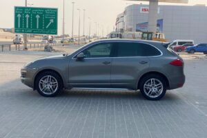 Porsche Cayenne 2012 (Grey)