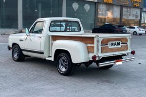 دودج رام 1985 (أبيض/بيج)