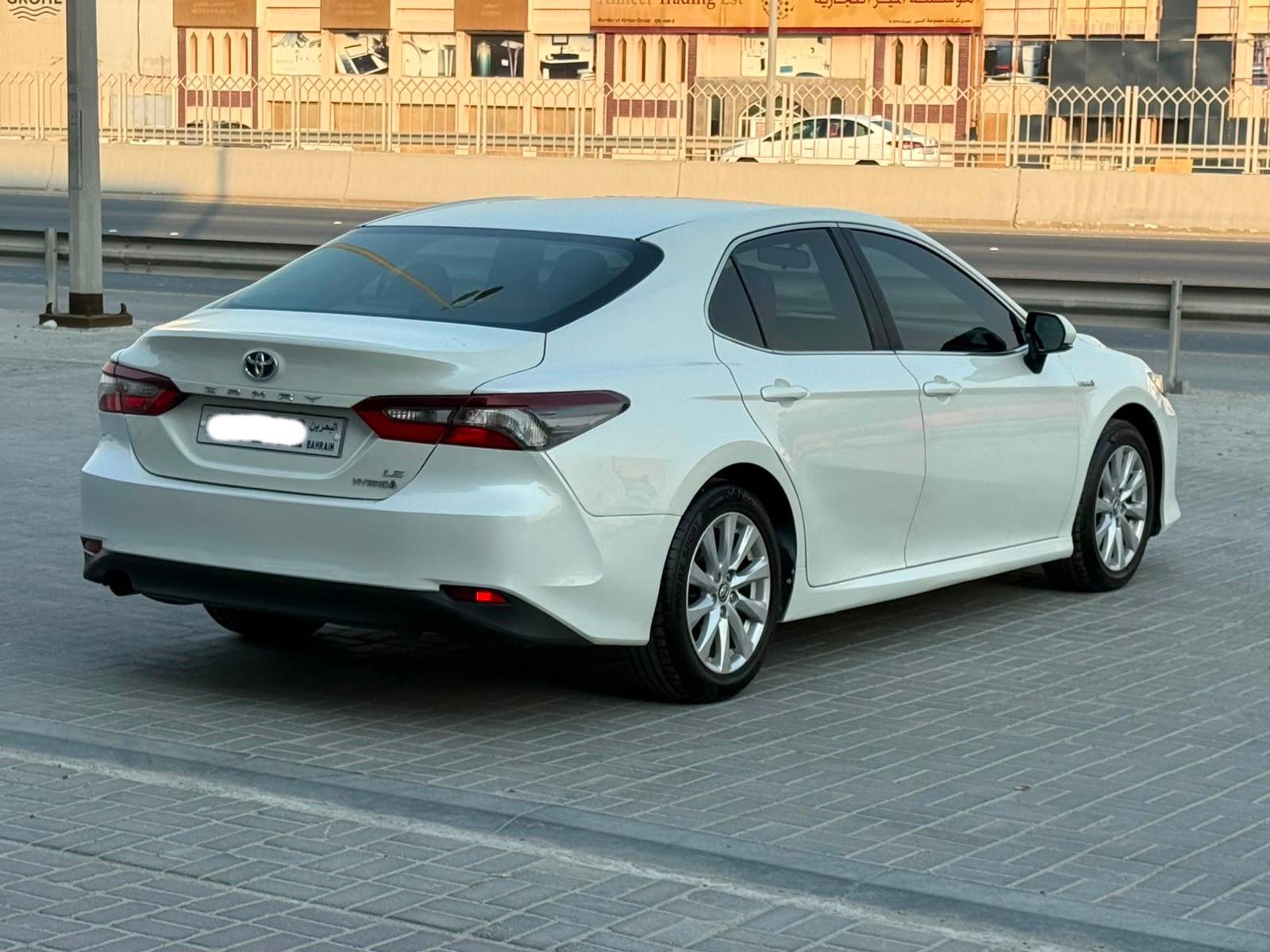 Toyota Camry LE Hybrid 2022 (White)