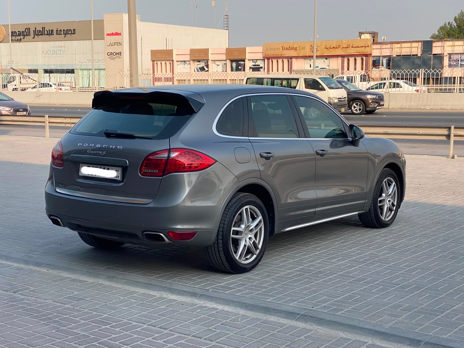 Porsche Cayenne 2012 (Grey)