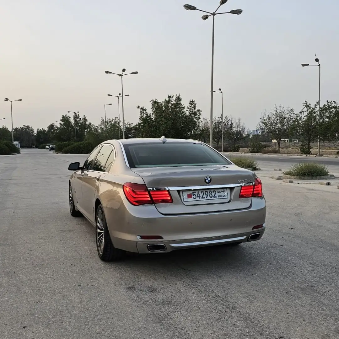 بي إم دبليو 740Li موديل 2010 للبيع – سيدان فاخرة