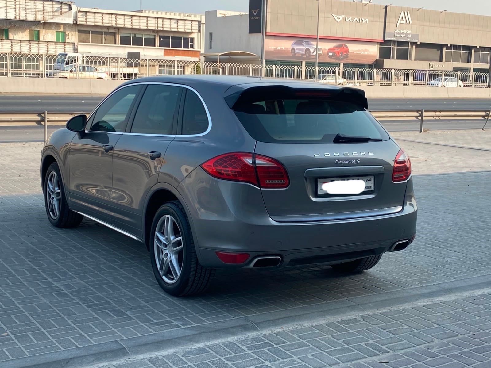 Porsche Cayenne 2012 (Grey)