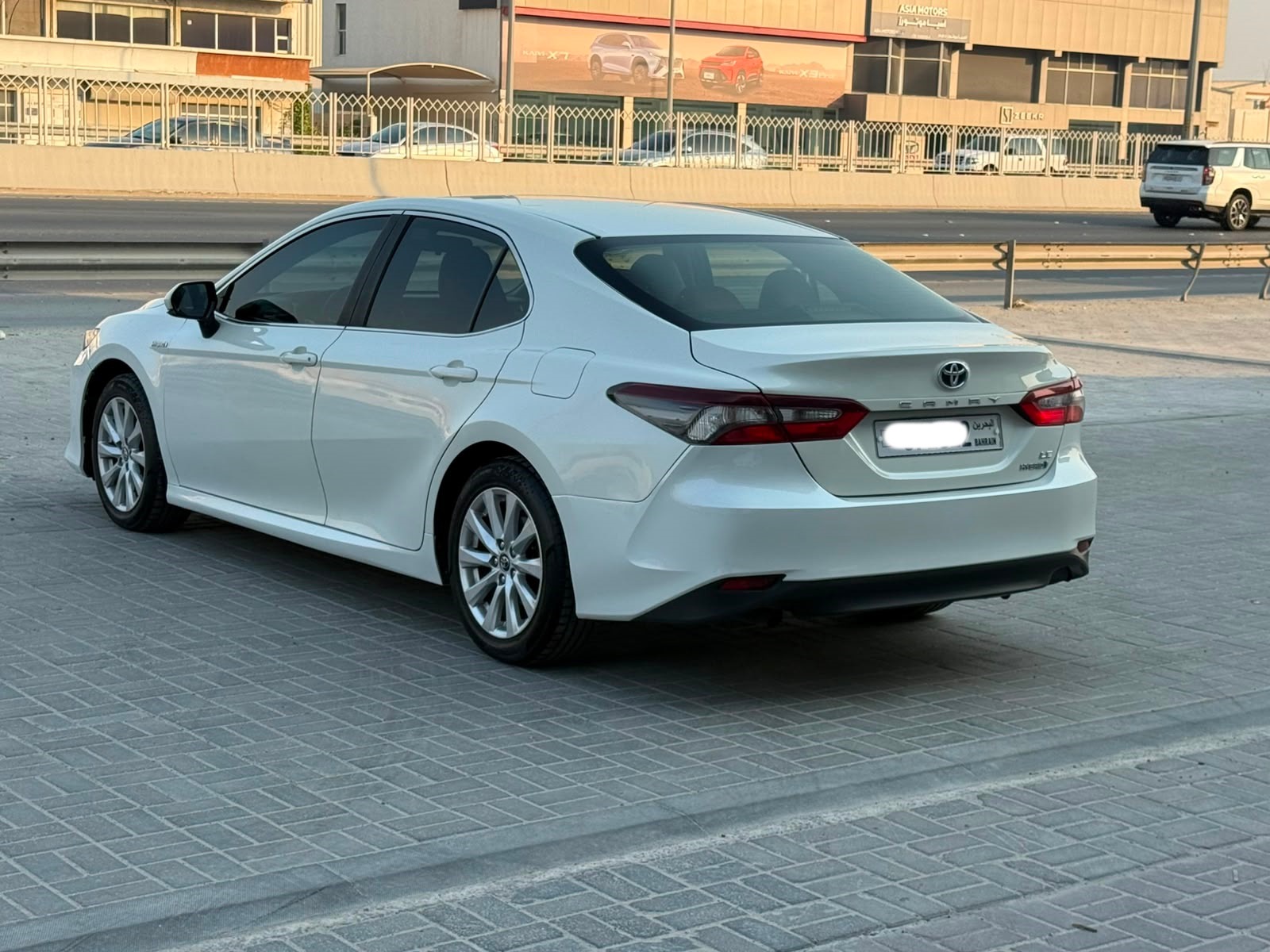 Toyota Camry LE Hybrid 2022 (White)