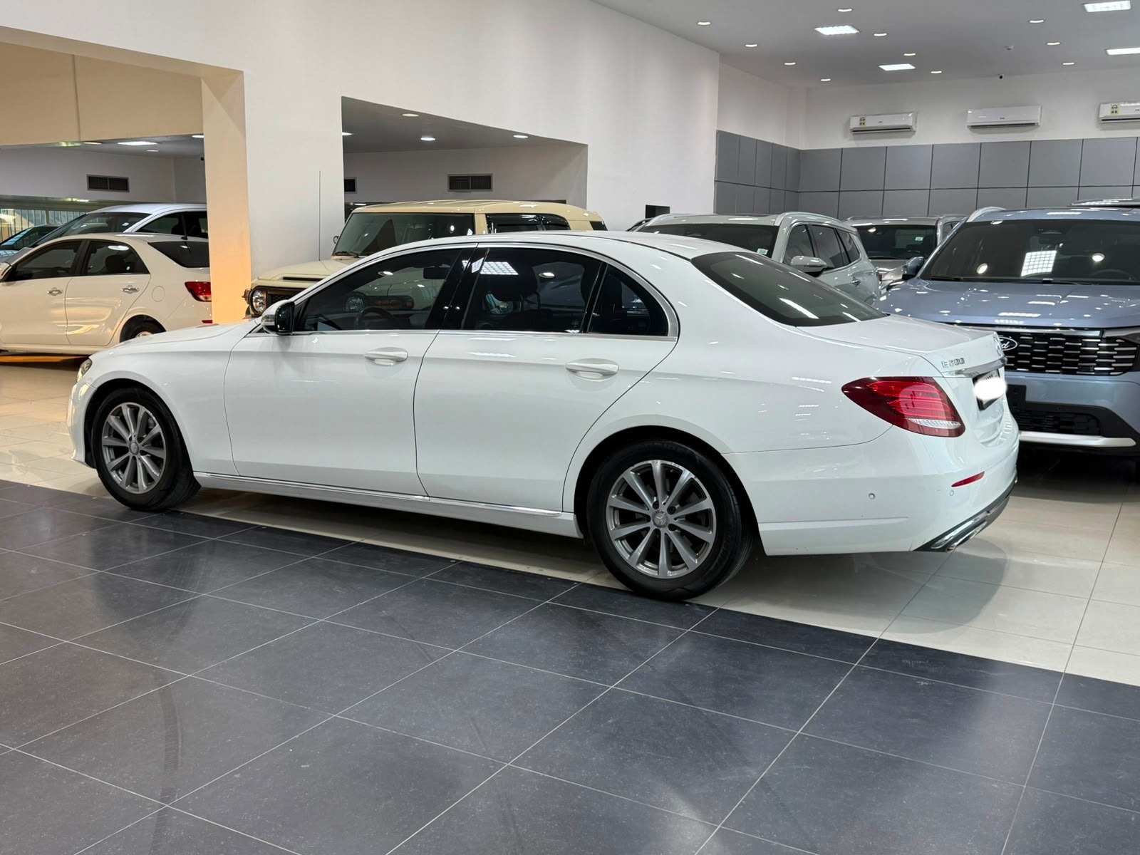 Mercedes Benz E-200 / 2017 (White)