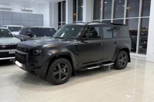 Land Rover Defender P400 / 2024 (أسود)