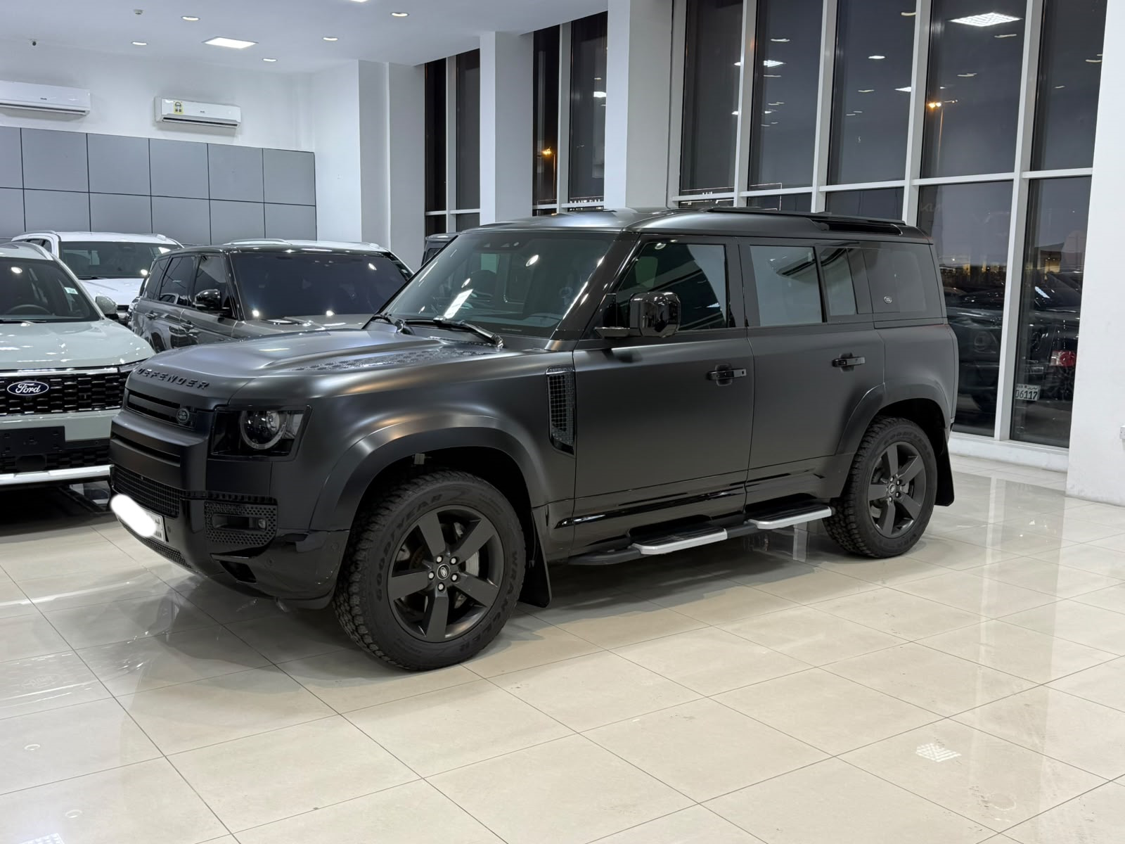 Land Rover Defender P400 / 2024 (أسود)
