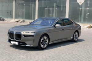 BMW 735i 2023 (Gold)