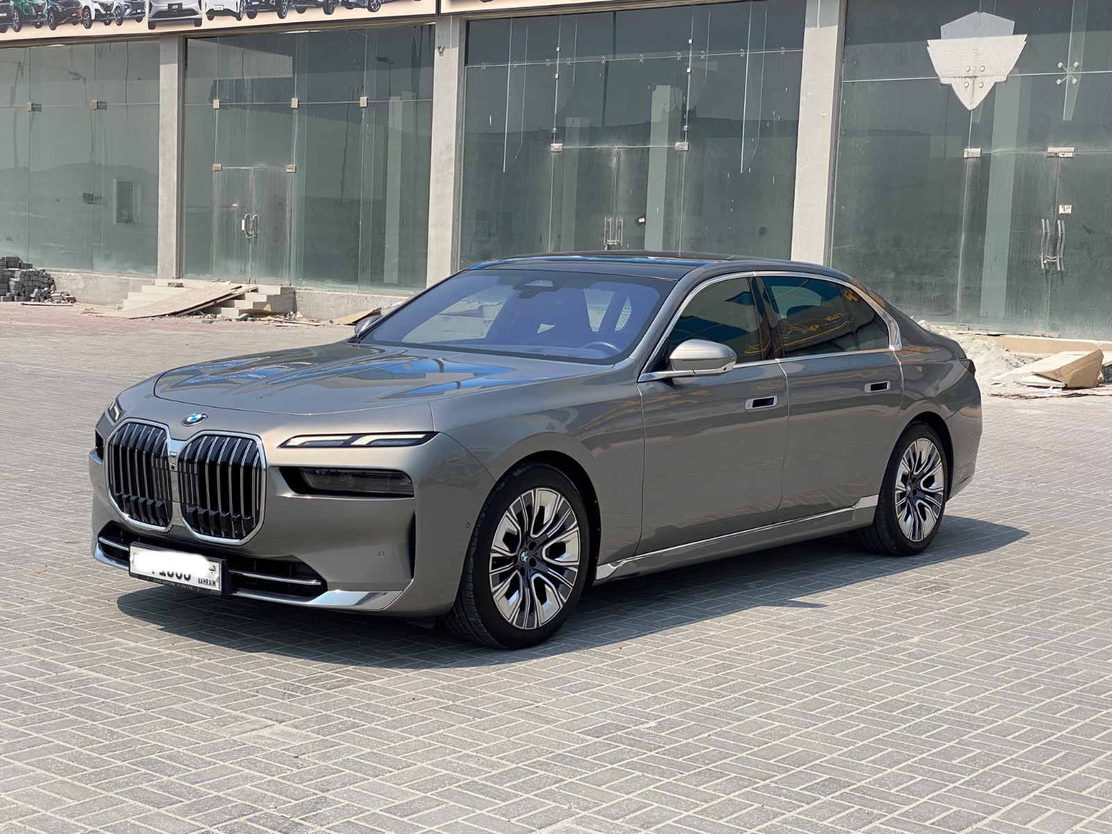 BMW 735i 2023 (Gold)