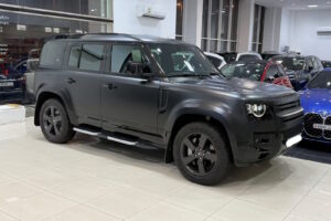 Land Rover Defender P400 / 2024 (أسود)