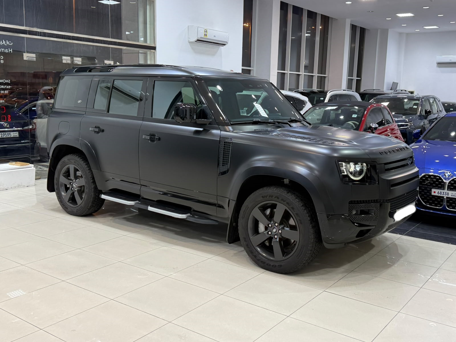 Land Rover Defender P400 / 2024 (أسود)