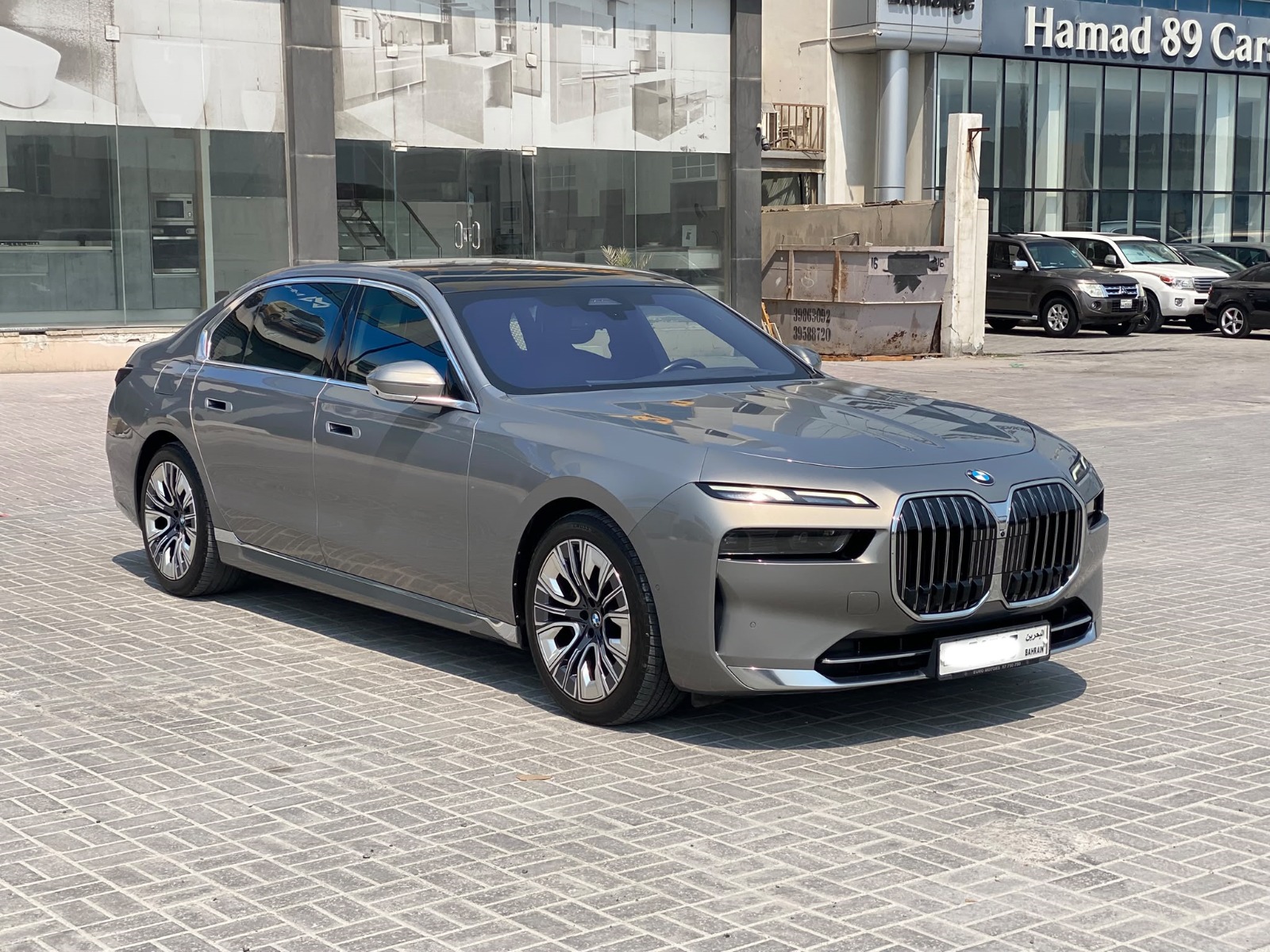 BMW 735i 2023 (Gold)