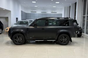 Land Rover Defender P400 / 2024 (أسود)