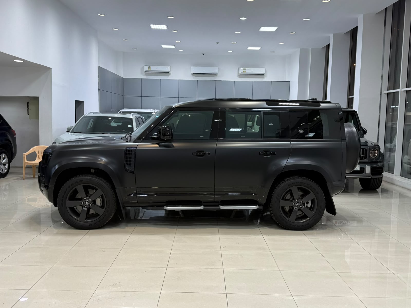 Land Rover Defender P400 / 2024 (أسود)