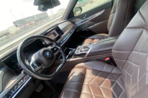 BMW 735i 2023 (Gold)