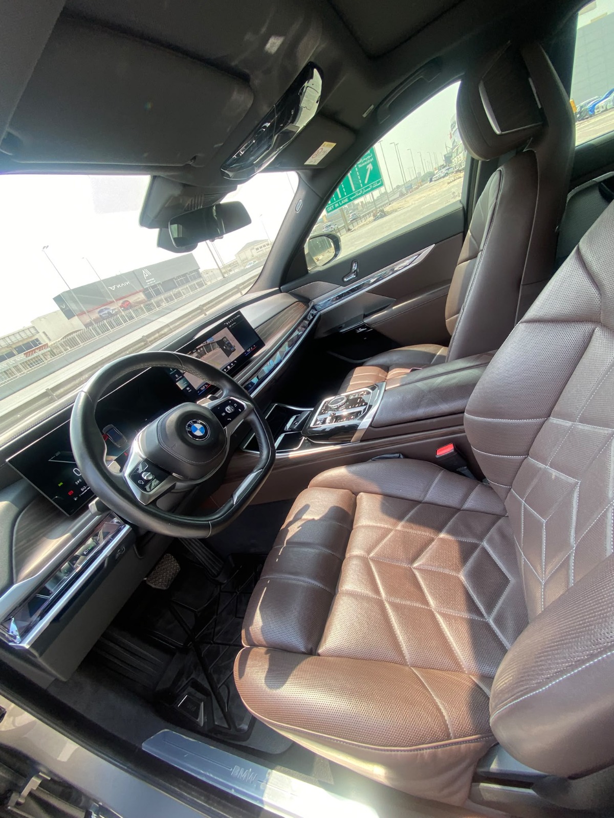BMW 735i 2023 (Gold)