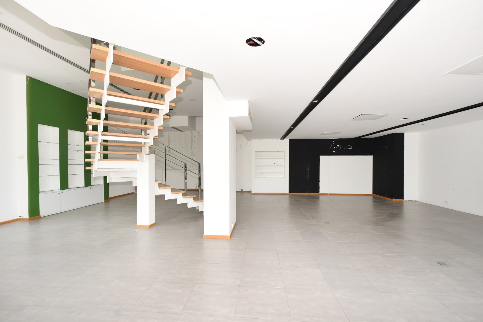 Showroom for rent 365 sq.m