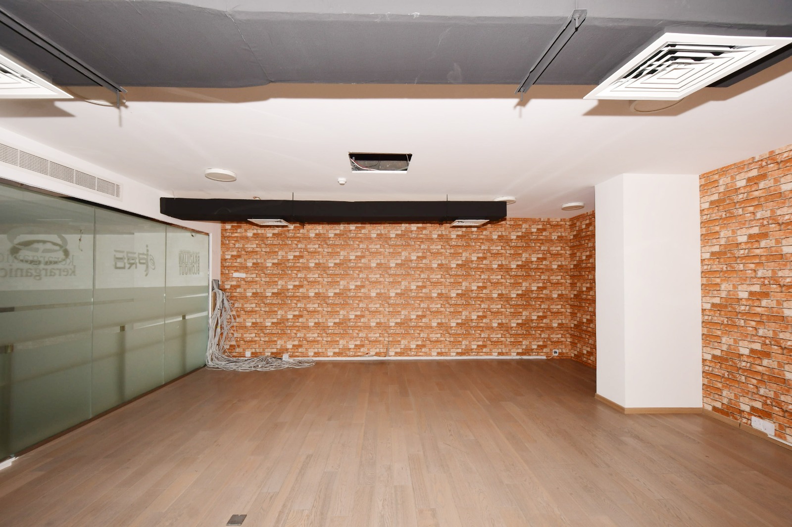 Showroom for rent 365 sq.m with mezzanine floor