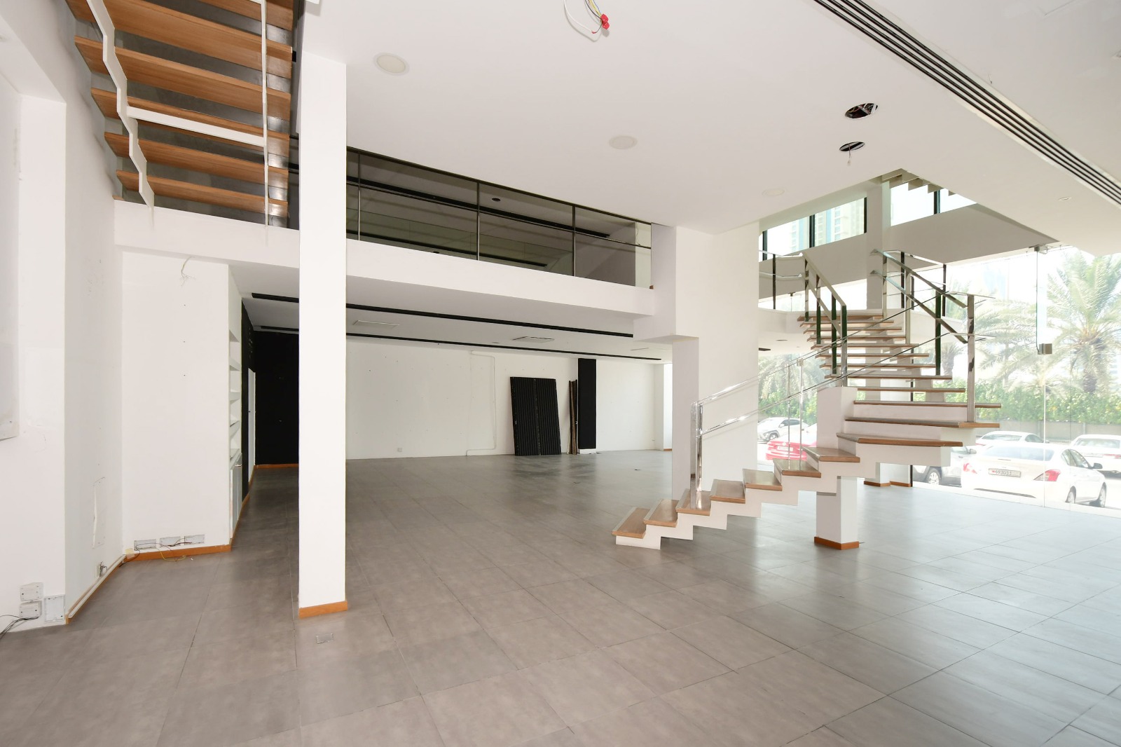 Showroom for rent 365 sq.m with mezzanine floor