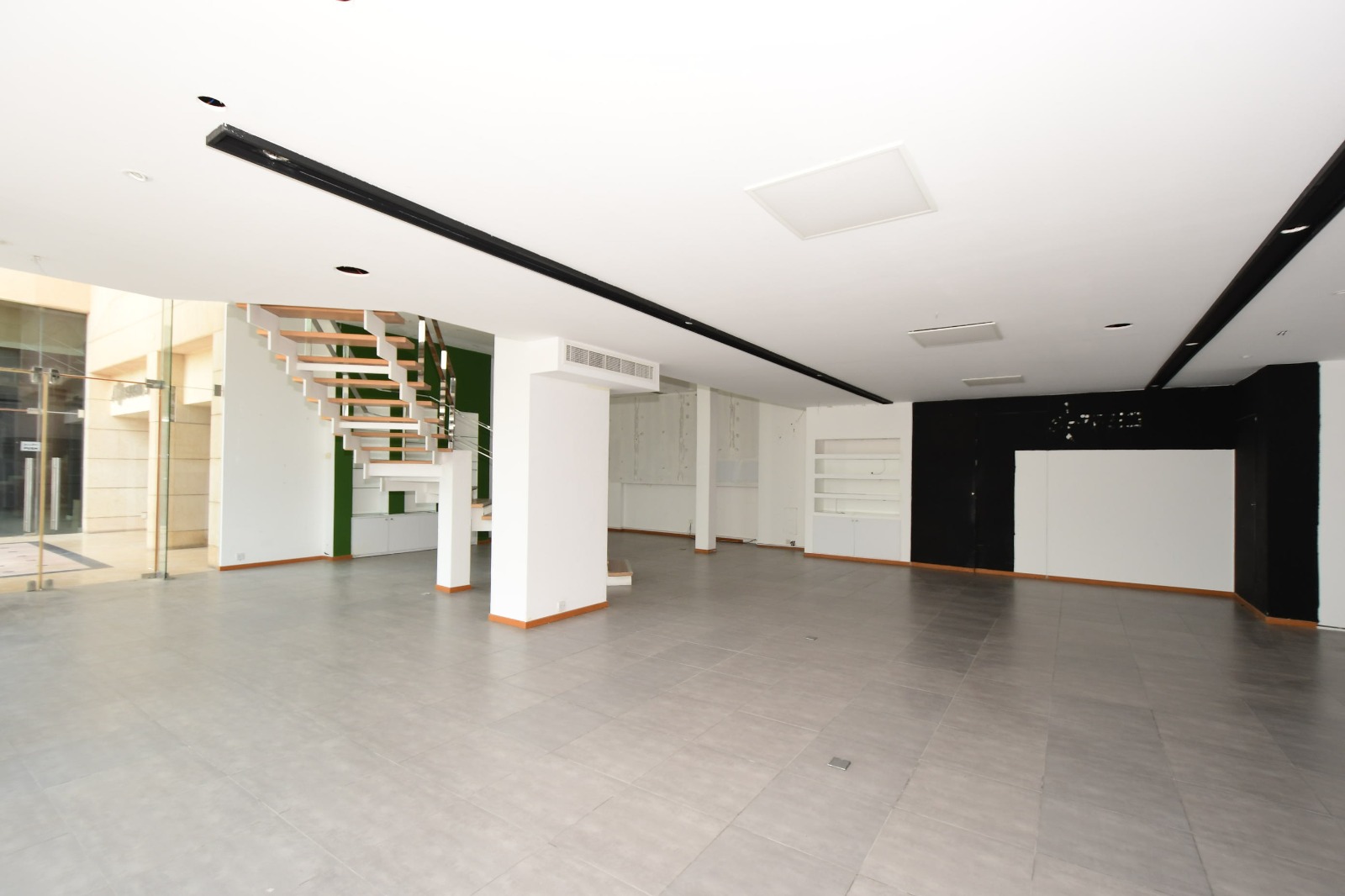 Showroom for rent 365 sq.m with mezzanine floor