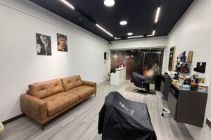 صالون رجالي فاخر للإيجار