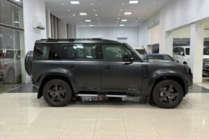 Land Rover Defender P400 / 2024 (أسود)