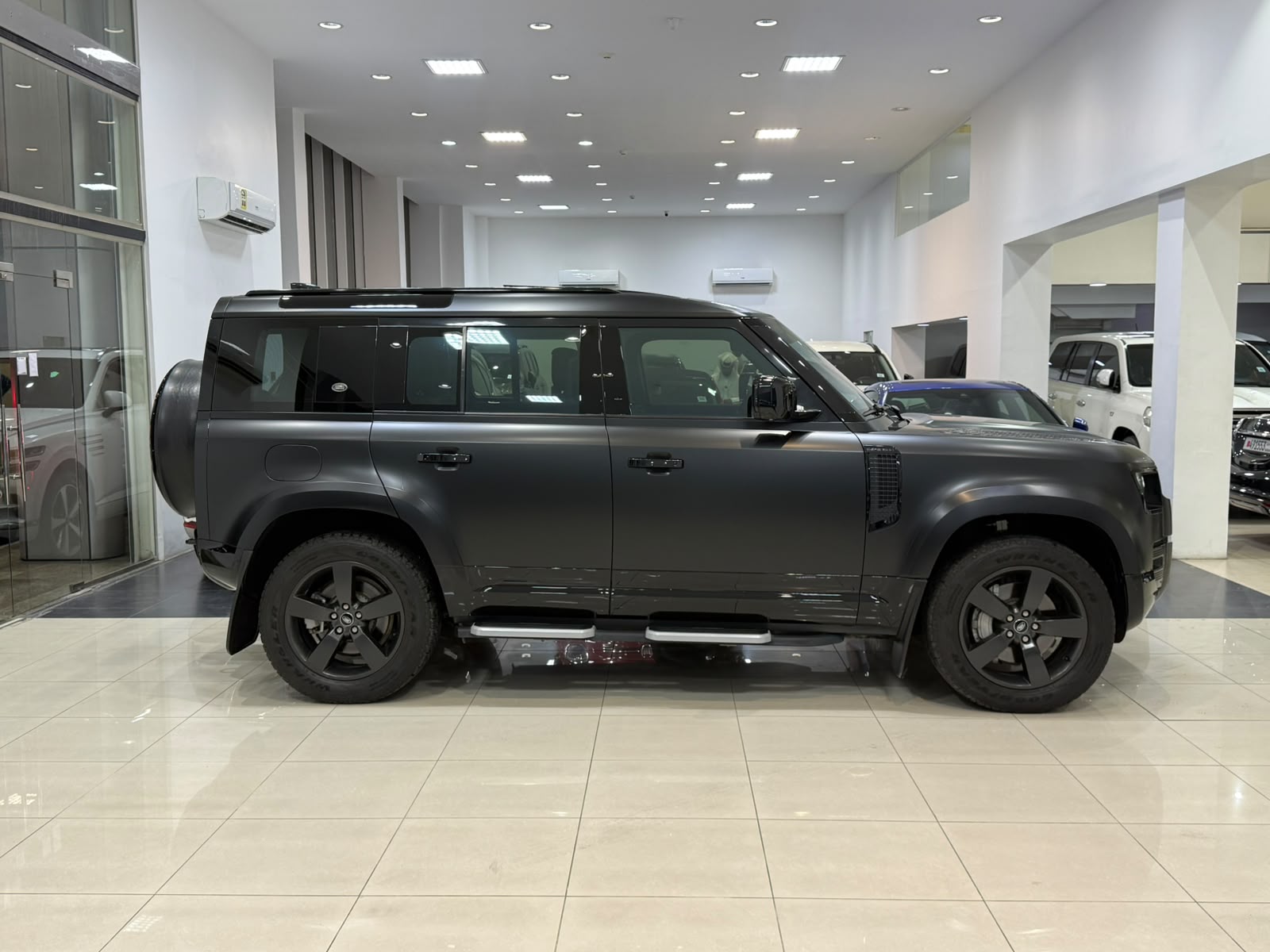 Land Rover Defender P400 / 2024 (أسود)