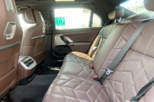 BMW 735i 2023 (Gold)
