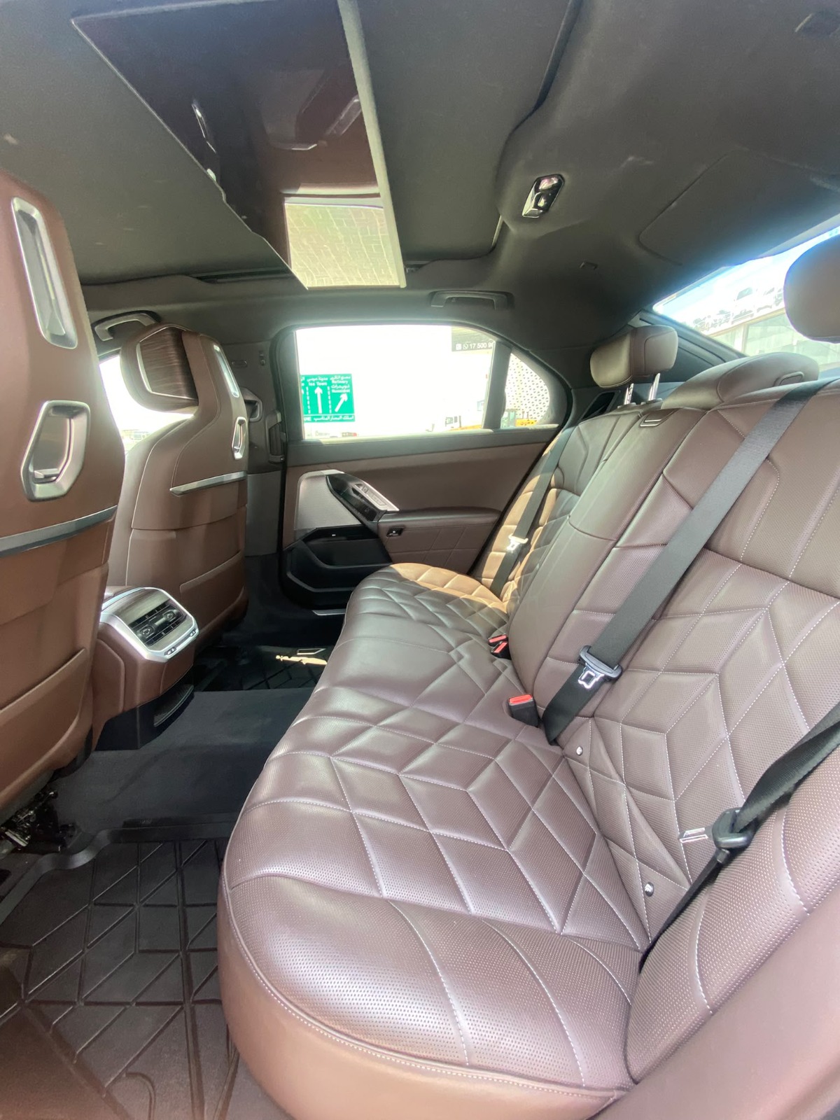 BMW 735i 2023 (Gold)