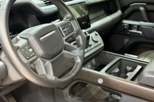 Land Rover Defender P400 / 2024 (أسود)