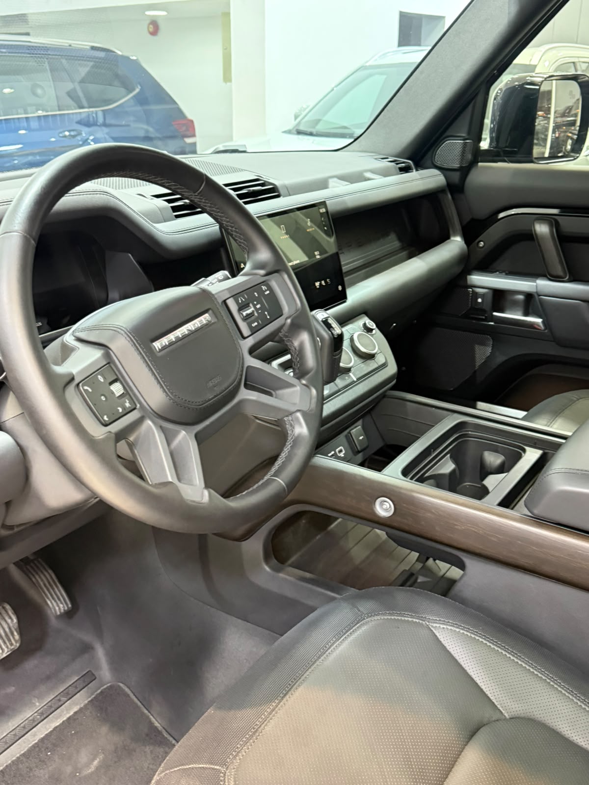 Land Rover Defender P400 / 2024 (أسود)