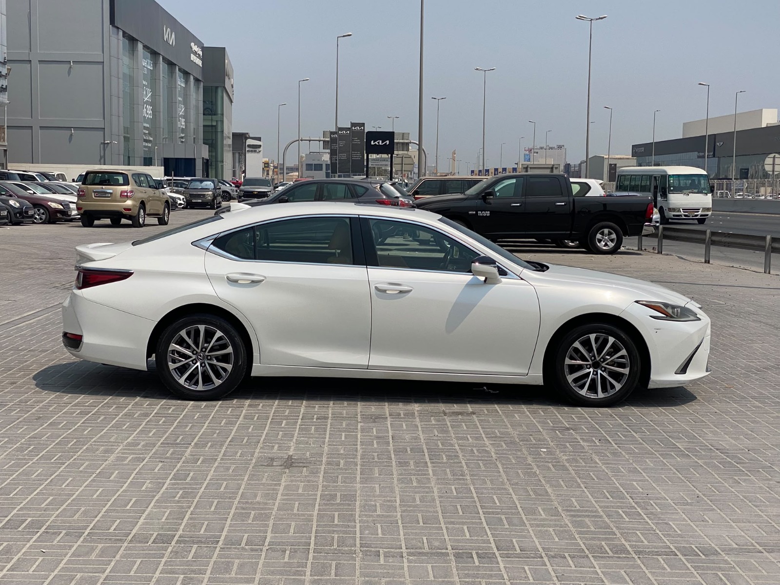 Lexus ES-300h 2023 (White)