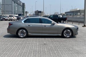 BMW 735i 2023 (Gold)
