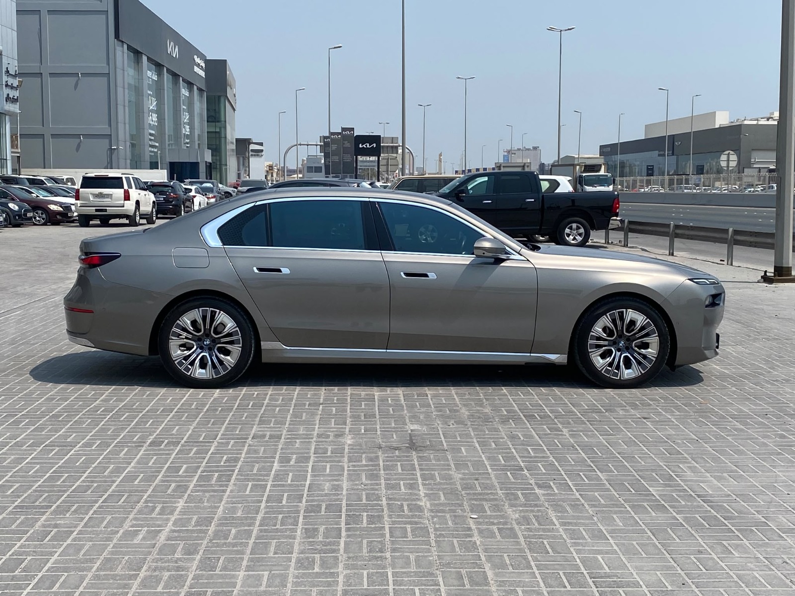 BMW 735i 2023 (Gold)