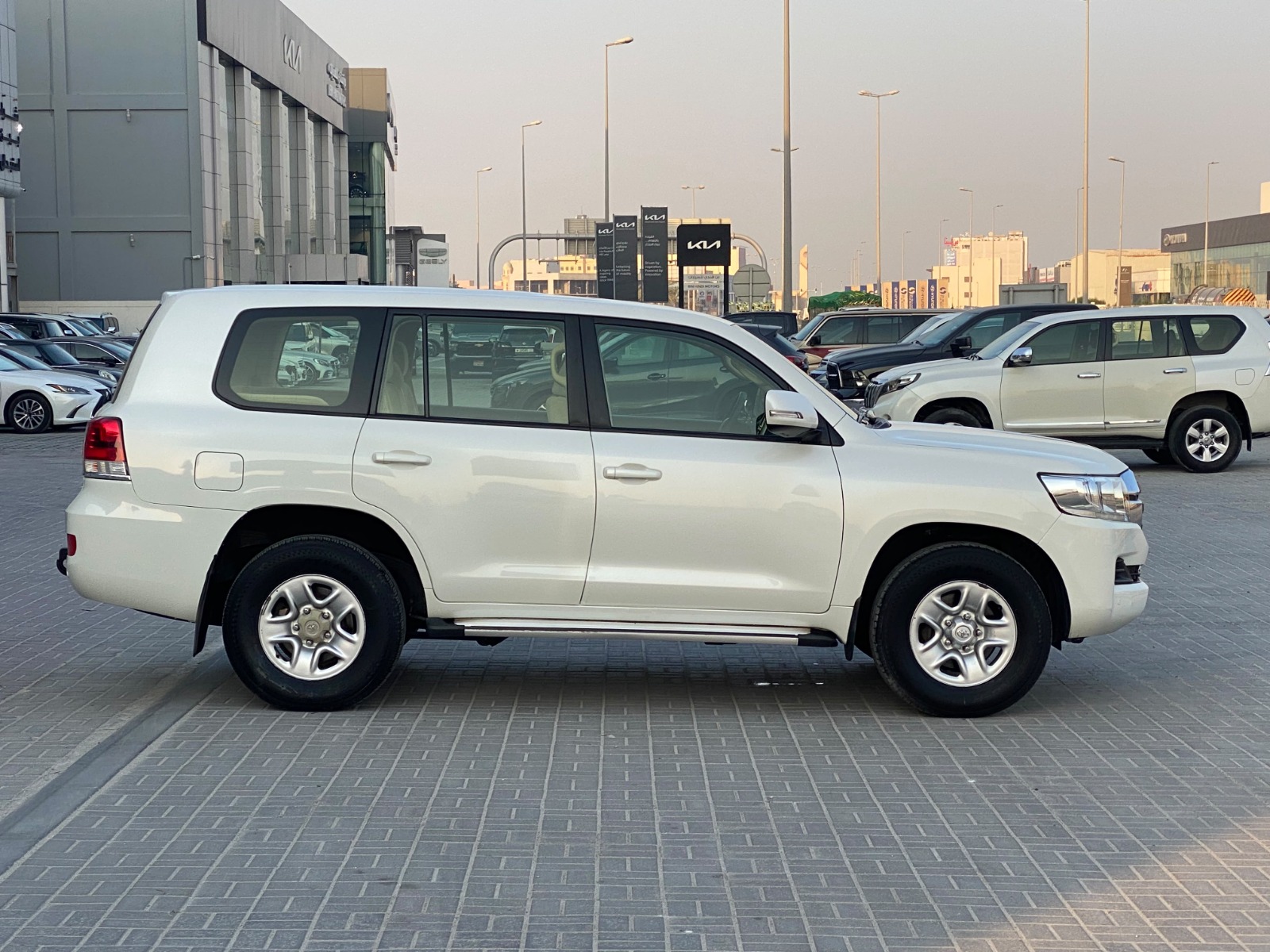 Toyota Land Cruiser G 2016 (White)