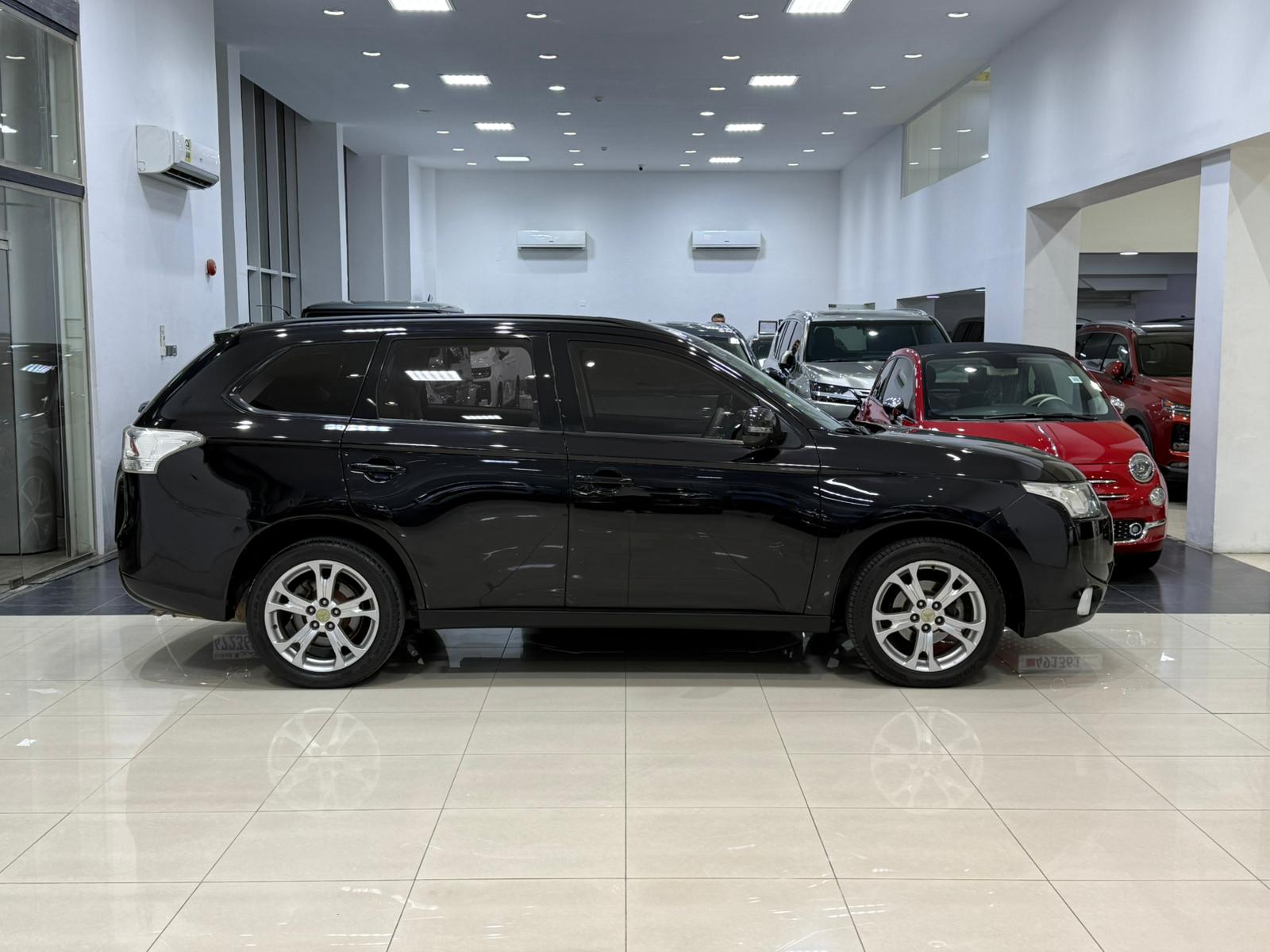 Mitsubishi Outlander 2014 (Black)