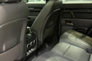 Land Rover Defender P400 / 2024 (أسود)