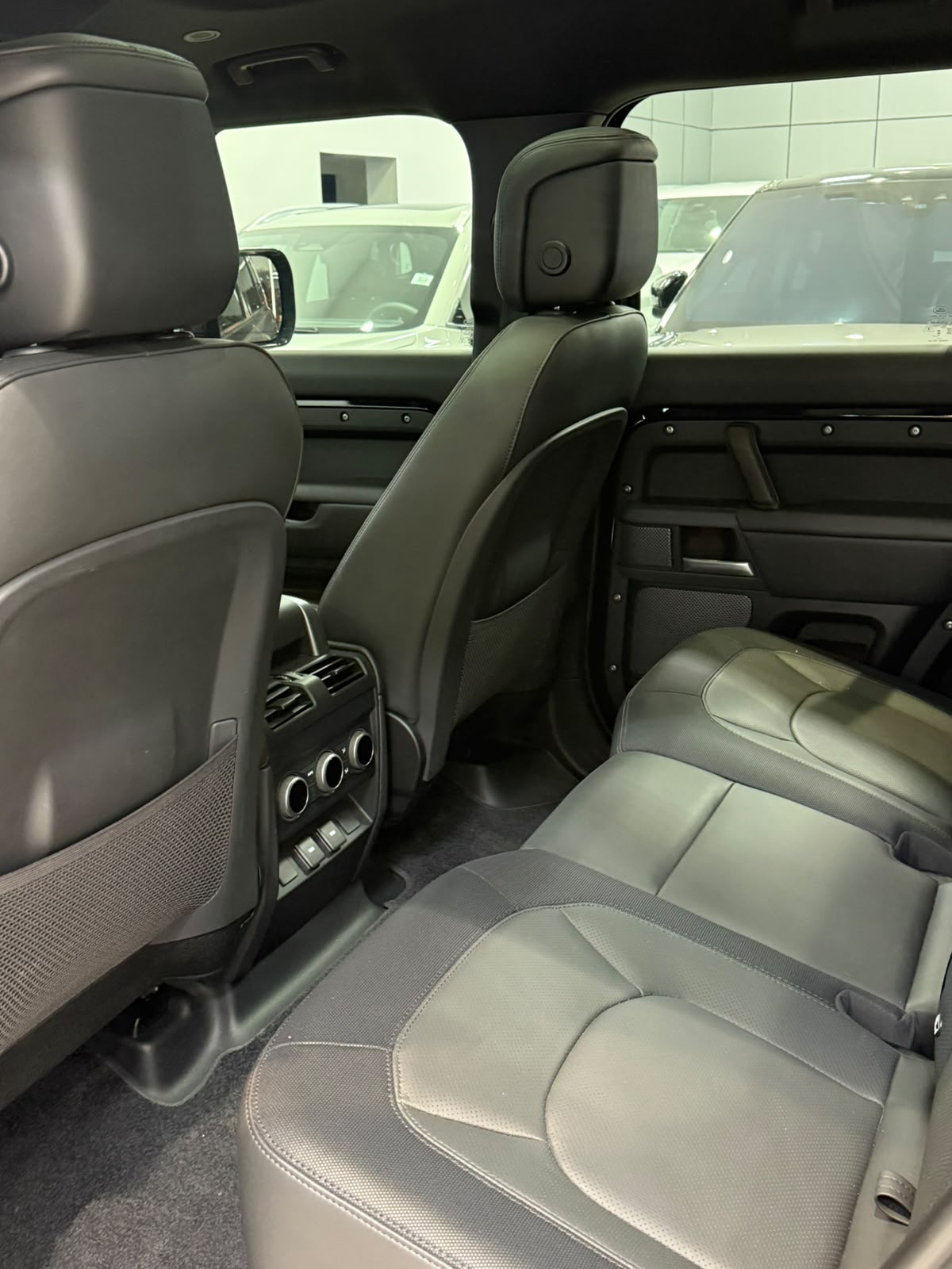 Land Rover Defender P400 / 2024 (أسود)