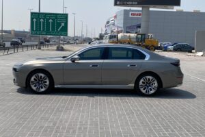 BMW 735i 2023 (Gold)