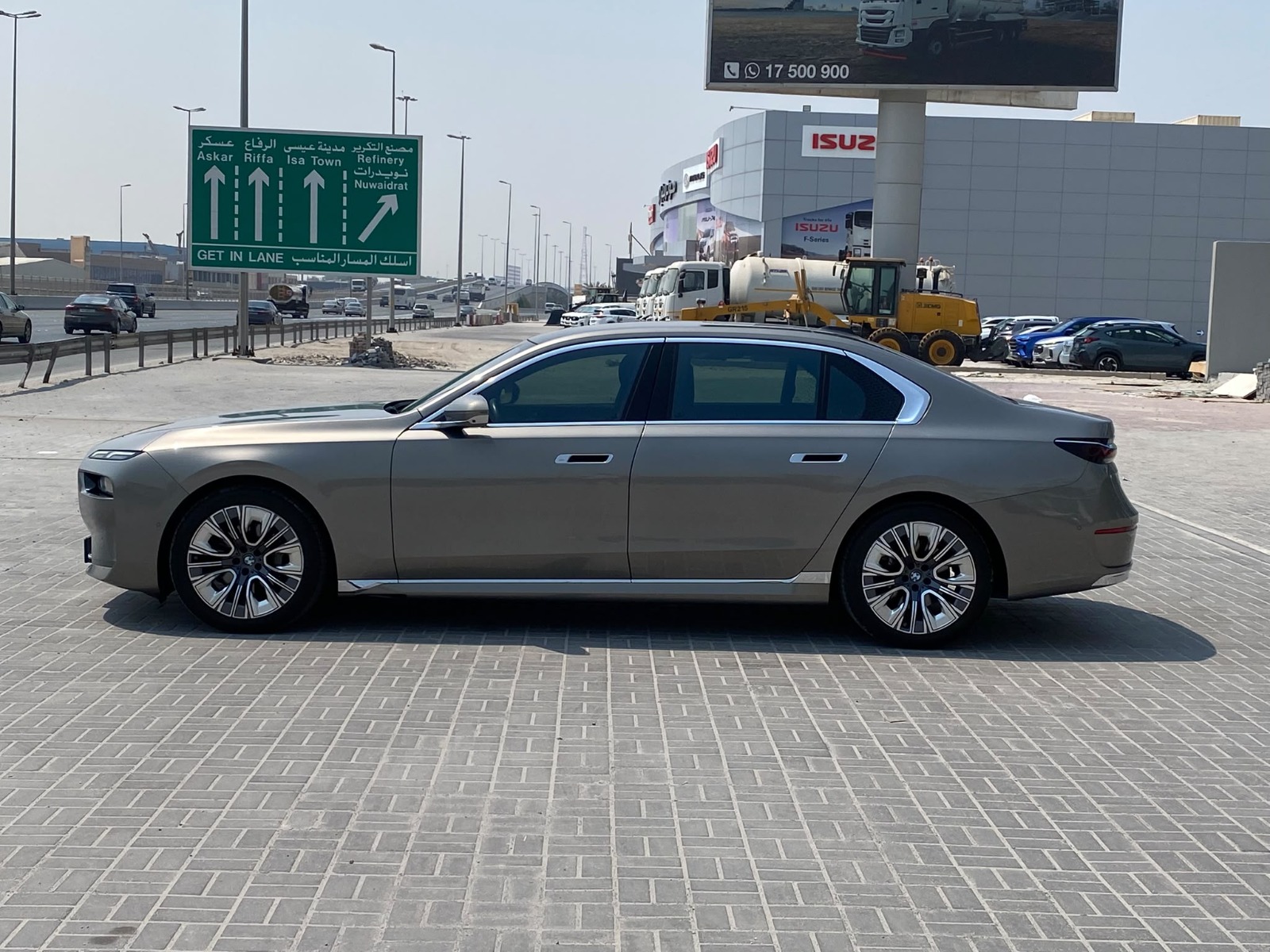 BMW 735i 2023 (Gold)