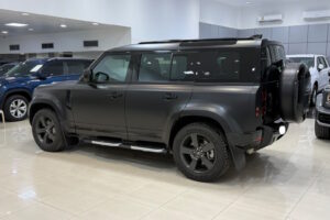 Land Rover Defender P400 / 2024 (أسود)