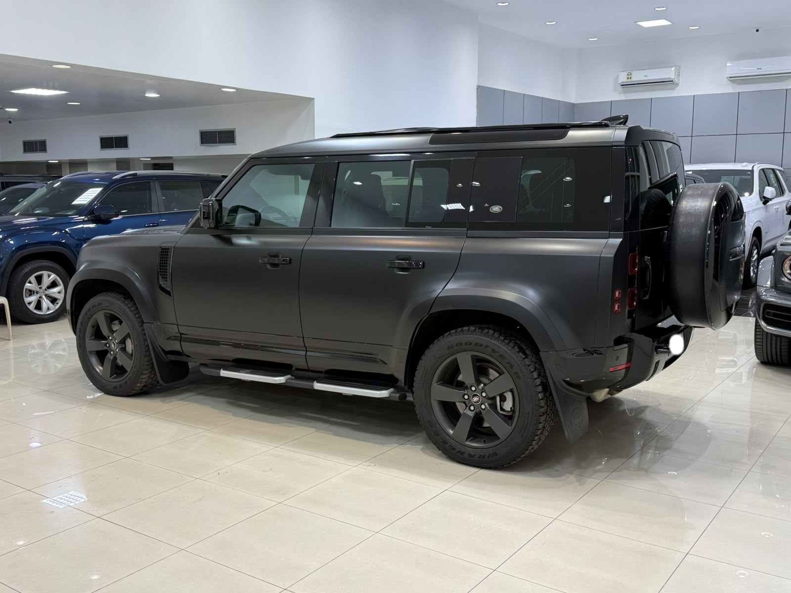 Land Rover Defender P400 / 2024 (أسود)