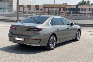 BMW 735i 2023 (Gold)