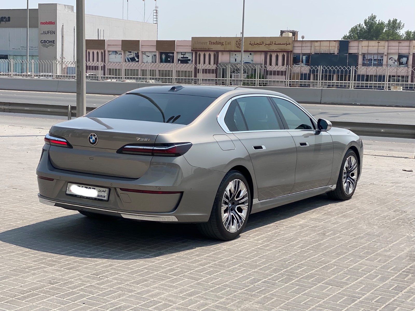 BMW 735i 2023 (Gold)