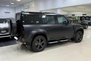 Land Rover Defender P400 / 2024 (أسود)