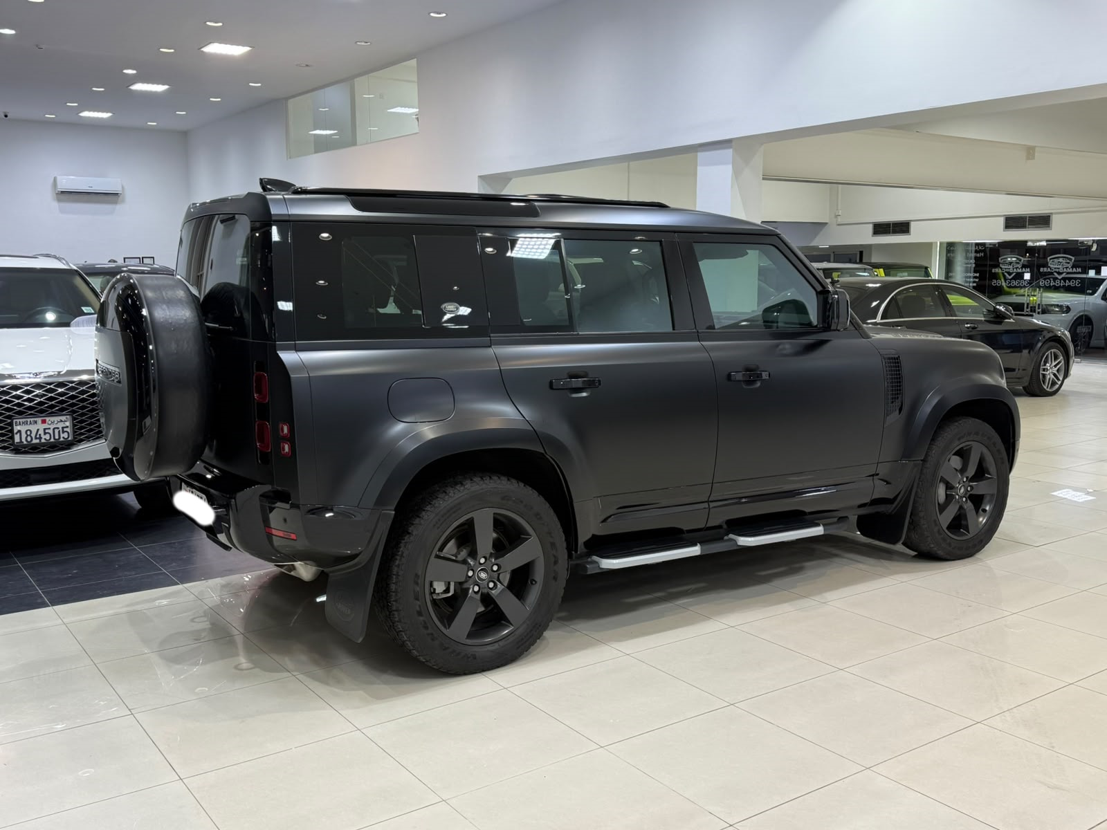 Land Rover Defender P400 / 2024 (أسود)