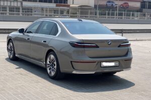 BMW 735i 2023 (Gold)