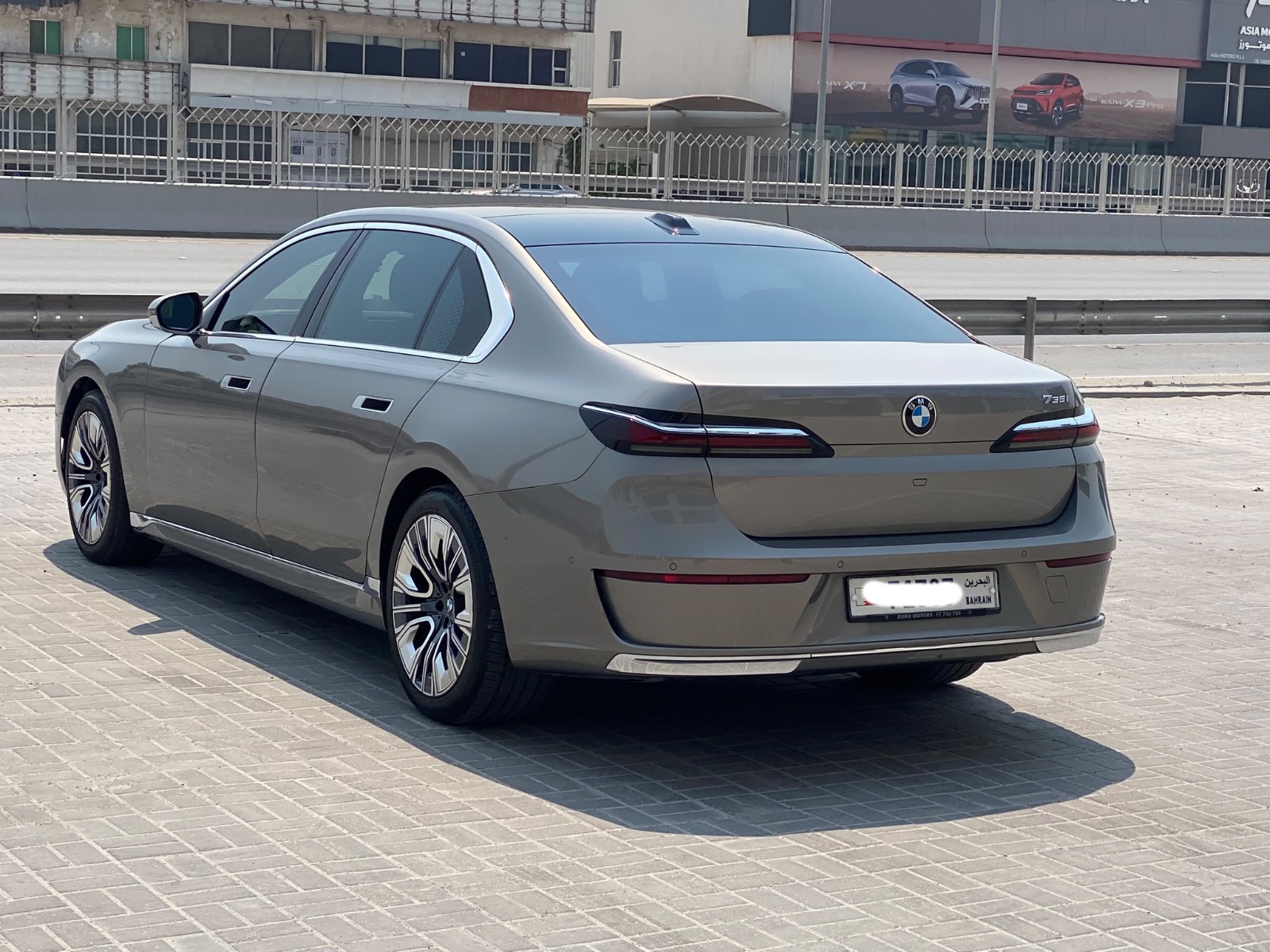 BMW 735i 2023 (Gold)