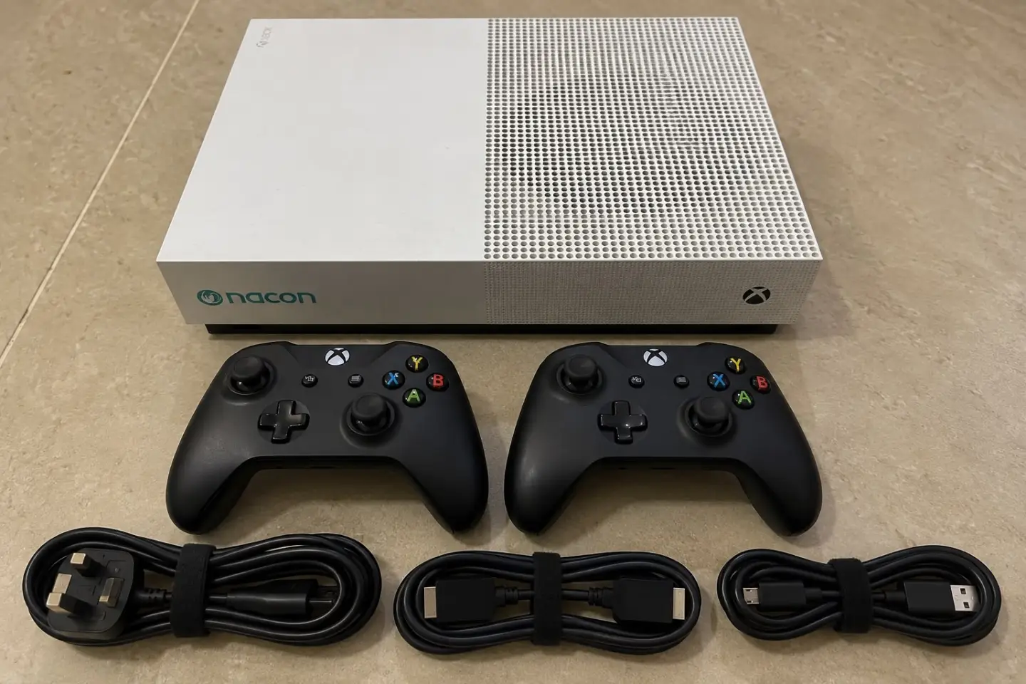 للبيع: جهاز Xbox One S سعة 1TB – بحالة ممتازة