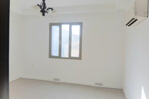 Commercial Office | Prime location | Mahooz | Parking | Security | Kitchen | Split ACs