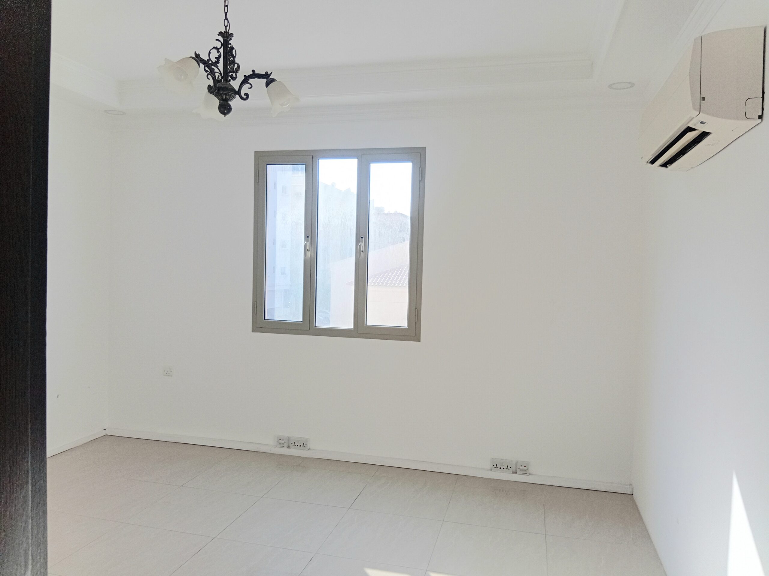 Commercial Office | Prime location | Mahooz | Parking | Security | Kitchen | Split ACs